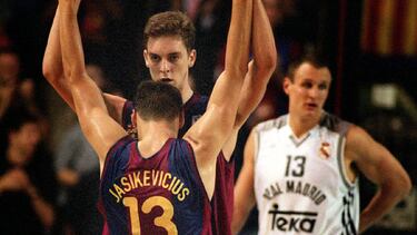 Final de la Liga ACB 2000-2001. Barcelona (80) Real Madrid (77). Los jugadores Jasike Vicius y Pau Gasol del Barça y Zidek del Real Madrid.