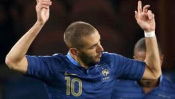Francia golea y Benzema ve puerta 1.221 minutos después
