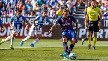 GRAF5082. LEGAN&Eacute;S, 05/10/2019.- El jugador del Levante Roger Mart&iacute; al momento de marcar su gol ante el Legan&eacute;s, en el partido de la octava jornada de LaLiga Santander, disputada en el Estadio Municipal de Butarque, en Legan&eacute;s. 