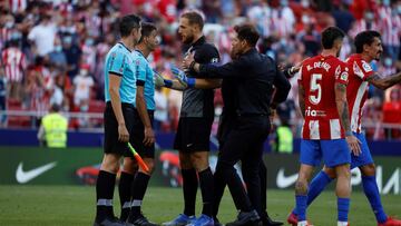 Los jugadores del Atlético protestan a Gil Manzano.