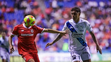 Juan Pablo Dominguez (L) of Toluca fights for the ball with Efrain Orona (R) of Puebla during the 12th round match between Puebla and Toluca as part of the Liga BBVA MX, Torneo Clausura 2025 at Cuauhtemoc Stadium, on March 14, 2025 in Puebla, Mexico.