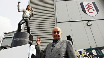 En 2011, Mohamed Al-Fayed, entonces presidente del Fulham de Inglaterra, decidió construir una estatua de yeso y resina de 2.3 metros de altura como homenaje al artista californiano. En 1999, el ‘Rey del Pop’ visitó el estadio Craven Cottage con una bufanda del Fulham y recorrió a la cancha junto a Al-Fayed, quien era amigo suyo. El club cambió de dueño en 2013, por lo que se retiró la estatua que se encontraba en las inmediaciones del inmueble.