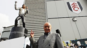 En 2011, Mohamed Al-Fayed, entonces presidente del Fulham de Inglaterra, decidió construir una estatua de yeso y resina de 2.3 metros de altura como homenaje al artista californiano. En 1999, el ‘Rey del Pop’ visitó el estadio Craven Cottage con una bufanda del Fulham y recorrió a la cancha junto a Al-Fayed, quien era amigo suyo. El club cambió de dueño en 2013, por lo que se retiró la estatua que se encontraba en las inmediaciones del inmueble.