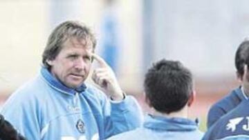 <b>ROMPECABEZAS. </b>Schuster tendrá que pensar mucho para recomponer su equipo ante el Betis.