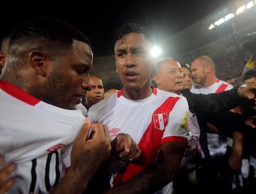 Soccer Football - Peru v New Zealand - 2018 World Cup Qualifying Playoffs - National Stadium, Lima, Peru - November 15, 2017. Peru's players celebrate their victory. REUTERS/Douglas Juarez