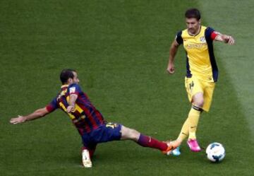 El defensa argentino del FC Barcelona, Javier Mascherano (i), intenta evitar el avance del centrocampista del Atlético de Madrid, Gabriel Fernández "Gabi" (d).