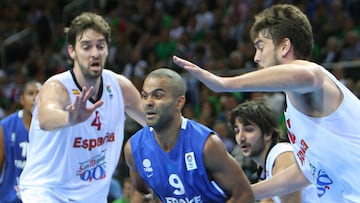 Spain&#039;s Pau Gasol (L) and  Marc Gasol vie with France&#039;s Tony Parker (C) during the Eurobasket 2011 final basketball match Spain against France in Kaunas on September 18, 2011.      AFP PHOTO/ PETRAS MALUKAS
 