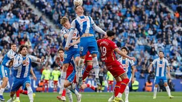BARCELONA, 21/03/2026.-El delantero del Espanyol Enrique García y el delantero del Getafe Luis Vázquez, durante el partido de la jornada 29 de LaLiga EA Sports entre el Espanyol y el Getafe, este sábado en el RCDE Stadium en Barcelona.-EFE/ Toni Albir