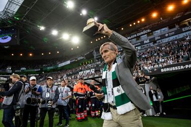 La leyenda del Borussia Mönchengladbach levantó este reconocido premio en 1977, tras tener un papel destacado en la tercera liga alemana ganada de manera consecutiva con 'Los Potros'. El mediapunta alemán también jugó en el FC Barcelona. 