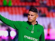 MEX8085. LEÓN (MÉXICO), 08/11/2025.- James Rodríguez de León saluda durante el calentamiento este sábado, previo a un partido de la Liga MX entre León y Puebla en el estadio León (México). EFE/Luis Ramírez