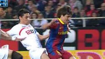 <b>24'. </b>Alves derriba a Zokora y el árbitro no pitó penalti .