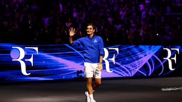 El tenista suizo Roger Federer saluda al público tras su último partido como profesional junto a Rafa Nadal en la Laver Cup.