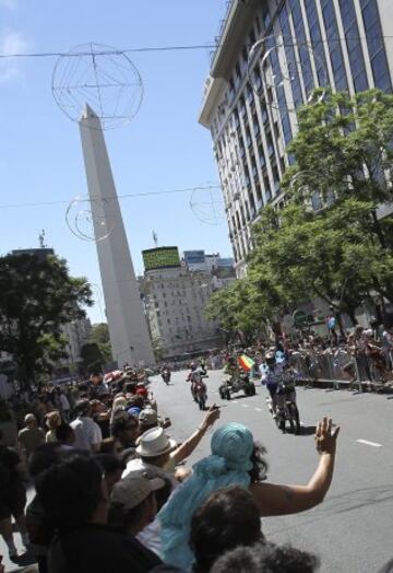 Aficionados saludan el paso de vehículos participantes en el Rally Dakar 2015.