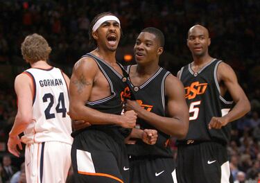 En la temporada 2009-10, JamesOn Curry firmó un contrato de diez días con los Clippers. Su único tiempo en pista fue el 25 de enero de 2010, contra los Celtics. En el tramo final, con el partido resuelto, jugó un poquito menos de cuatro segundos. No tuvo más oportunidades en la NBA. Número 51 en el draft de 2007, acabó siendo un trotamundos que jugó al baloncesto en Francia, Italia, Venezuela…