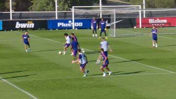 El balón, protagonista en el entrenamiento del Atlético