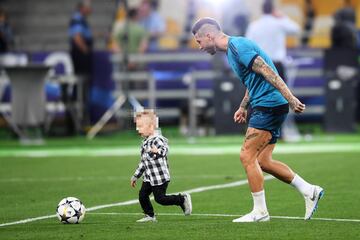 Los niños irrumpen en el entreno del Madrid en Kiev