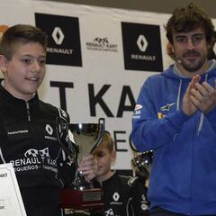 Alonso 'selecciona' a uno de sus pilotos entre niños de Renault