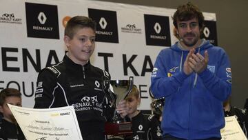 Fernando Alonso junto a Alejandro Laureiro, campe&oacute;n de la Renault Kart Peque&ntilde;os Campeones, durante la entrega de premios en Asturias. 