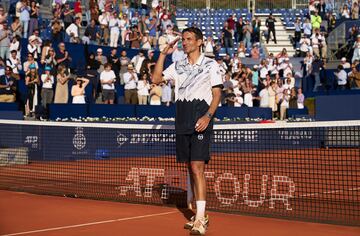 El gerund¨¦s llevaba ya un tiempo alejado de los grandes escenarios, y sus apariciones eran sobre todo en torneos de categor¨ªa Challenger. Con 40 a?os, Tommy anunci¨® que colgar¨ªa la raqueta despu¨¦s del Conde de God¨®. En Barcelona fue eliminado por Bernab¨¦ Zapata en primera ronda, y Robredo recibi¨® un homenaje de su gente a la altura de su carrera. El espa?ol lleg¨® a ser quinto del mundo en el a?o 2006, gan¨® tres Copa Davis con Espa?a y fue campe¨®n del Masters 1.000 de Hamburgo en 2006, habiendo levantado un total de 12 torneos individuales.