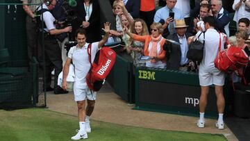 Roger Federer se despide de la afici&oacute;n tras caer ante Milos Raonic en las semifinales del torneo de Wimbledon.