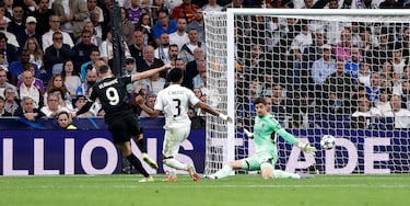 Grandísima parada de Thibaut Courtois en el mano a mano con Dusan Vlahovic.