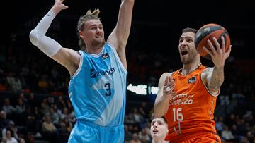 VALENCIA, 03/03/2024.- Stefan Jovic (d), del Valencia Basket, y Matt Haarms, del Zunder Palencia, durante el partido de la jornada 23 de la Liga Endesa disputado este domingo en el pabellón Fuente de San Luis de Valencia. EFE/Miguel Ángel Polo