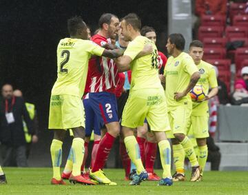 La primera parte terminó con bastante tensión. Bronca entre Godín y Cala.