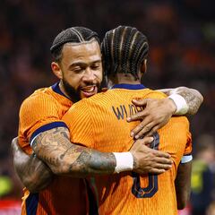 Países Bajos golea, Memphis reaparece