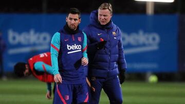 Leo Messi y Ronald Koeman hablan durante una sesión de entrenamiento.