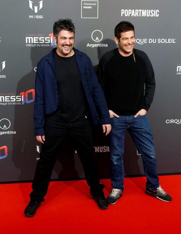 Los integrantes del grupo musical Estopa, David Mu?oz y Jos¨¦ Mu?oz , posan para los fot¨®grafos en la alfombra roja de la fiesta de presentaci¨®n del nuevo show de Cirque du Soleil inspirado en Leo Messi