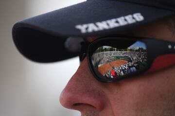 La pista se refleja en las gafas de sol de un espectador.