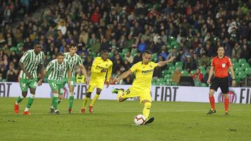 Cazorla, tirando el penalti.
