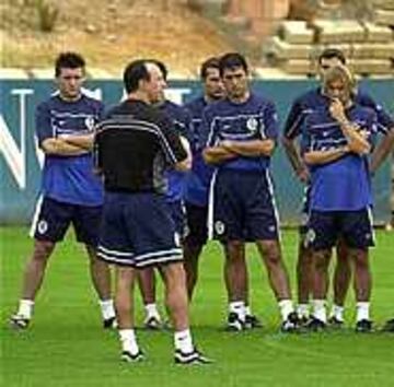 Rafa Benítez, entrenador del Valencia, charla con sus jugadores en el comienzo de la pretemporada (EFE).