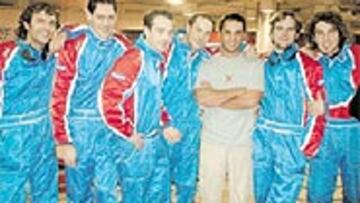 <b>ESTRENO DE LUJO.</b> Montoya, con los encargados de la pista.