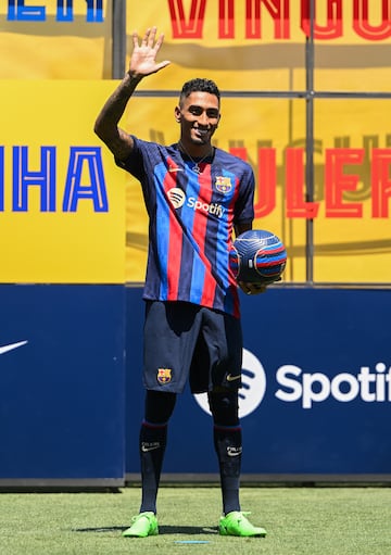 El extremo brasile?o ha sido presentado como nuevo jugador del Barcelona junto a Joan Laporta en la Ciutat Esportiva Joan Gamper.