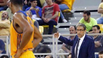 Casimiro habla con Báez.