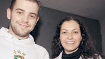 <b>SATISFECHOS. </b>Dos aficionados, encantados con sus entradas.