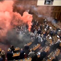 Espectacular altercado con heridos en el parlamento serbio tras el lanzamiento de bombas de humo