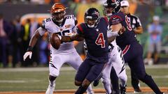 CINCINNATI, OH - SEPTEMBER 14: Deshaun Watson #4 of the Houston Texans scrambles away from Carl Lawson #58 of the Cincinnati Bengals during the second half at Paul Brown Stadium on September 14, 2017 in Cincinnati, Ohio.   Joe Robbins/Getty Images/AFP
 == FOR NEWSPAPERS, INTERNET, TELCOS &amp; TELEVISION USE ONLY ==