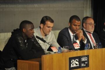 Sissoko, Brandon, Pol Roger, Cabrero, Fernando Vázquez y Molango en el Encuentro con los Ases con Relaño, Roncero, Matallanas, Mora y San Martín.