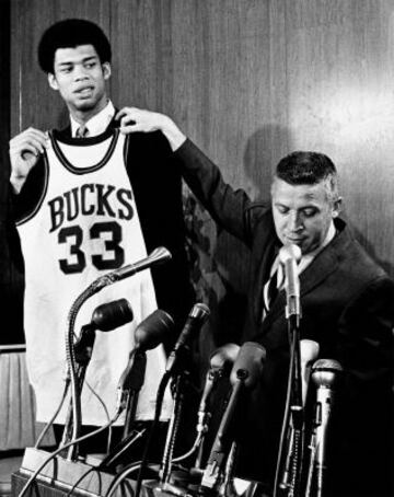 Tras una impresionante carrera universitaria en UCLA, Lew Alcindor (se cambiaría el nombre en 1971) fue elegido por los Milwaukee Bucks como número 1 del draft de 1969.