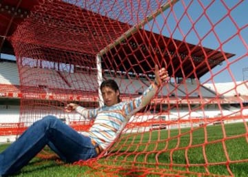 Comenzó a jugar en el club de su pueblo, Camas, antes de pasar a las categorías inferiores del Sevilla. Sergio Ramos se convirtió en un importante pilar en el que se apoyaba el Sevilla Atlético.
