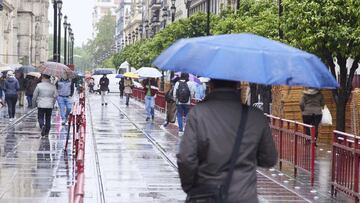 05/04/2022 Varias personas por con sus par&aacute;g&uuml;as en parte del trayecto de la Carrera Oficial durante la vuelta de la lluvia a Sevilla en plenos montaje de los palcos para la Semana Santa, a 5 de abril de 2022 en Sevilla (Andaluc&iacute;a, Espa&ntilde;a)
 SOCIEDAD 
 Joaquin Corchero - Europa Press
 