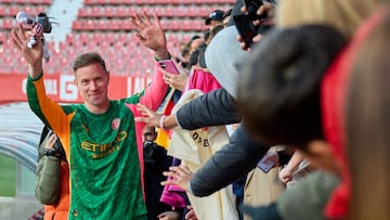 Ter Stegen recibe el cariño de los aficionados del Girona.