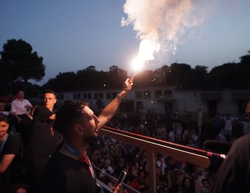 Donnarumma con una bengala en la mano celebrando la victoria frente a su afición. 