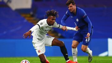 LONDON, ENGLAND - NOVEMBER 04: Yann Gboho of Stade Rennais battles for possession with Mason Mount of Chelsea during the UEFA Champions League Group E stage match between Chelsea FC and Stade Rennais at Stamford Bridge on November 04, 2020 in London, E