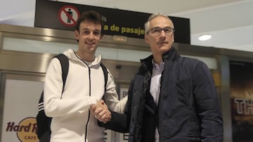 Rubén Pardo estrecha la mano a Miguel Torrecilla, director deportivo del Betis, a su llegada al Aeropuerto de Sevilla.