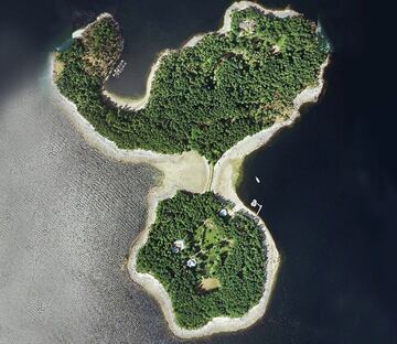 En la Isla Norte está la estancia principal, edificios auxiliares y un bosque. En la Isla Sur tiene la granja, el granero, el muelle y el hangar. 