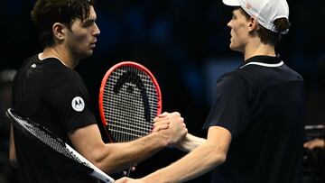 Taylor Fritz saluda a Jannik Sinner en las ATP Finals.