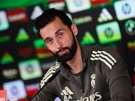 MADRID, 13/03/2026.- El técnico del Real Madrid, Álvaro Arbeloa, durante la rueda de prensa que ha ofrecido este viernes en Valdebebas, donde el equipo entrena de cara al partido de LaLiga que disputa este sábado frente al Elche en el estadio Santiago Bernabéu. EFE/ Javier Lizon